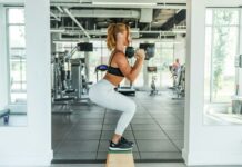 허리 건강을 위한 운동, 전문가들이 추천하는 5가지 운동 woman wearing black sports bra and white legging lifting dummbells