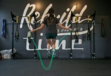 비 오는 날의 실내 운동: 가벼운 유산소 운동으로 활기찬 하루 woman using jumping rope