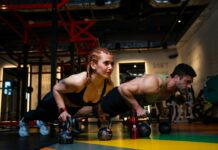집에서 할 수 있는 간편한 코어 운동 a man and a woman doing push ups with dumbbells