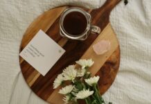 정신 건강과 사회적 관계: 긍정적 연결의 중요성 clear glass mug