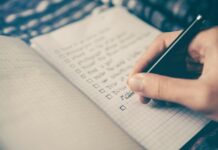 건강한 라이프스타일을 위한 아침 운동 루틴 설정법 person writing bucket list on book