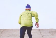 운동이 뇌 건강을 향상시키는 과학적 이유 person climbing concrete stairs
