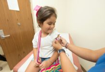 독감 예방접종, 꼭 맞아야 할까? girl getting vaccine