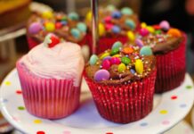 치아에 안 좋은 음식 closeup photo of cupcakes on round white ceramic plate