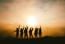 외롭지 않은 인생 살아가기 silhouette photo of six persons on top of mountain