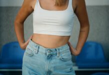 “아무리 먹어도 속이 더부룩하다면?”… 위장이 보내는 S.O.S 신호 woman in white tank top and blue denim jeans