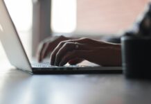 2030세대, ‘정신건강 앱’에 몰린다…디지털 테라피의 시대 person using laptop