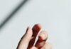 “여름 오면 손톱이 자꾸 갈라져요”…손발톱이 보내는 건강 신호 해석법 persons left hand on white table