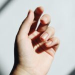 “여름 오면 손톱이 자꾸 갈라져요”…손발톱이 보내는 건강 신호 해석법 persons left hand on white table