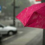 “비 오는 날만 되면 머리가 욱신욱신”…기압 변화에 민감한 사람들을 위한 루틴 pink umbrella