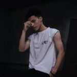 “갑자기 코피가 자주 나요”…초여름 ‘혈관 자극’의 경고 man in white adidas crew neck t-shirt